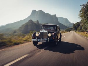 Top 10 carros bonitos para admirar e dirigir em suas viagens